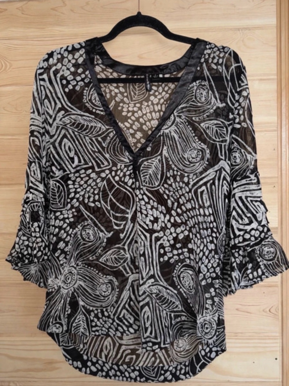 Essientials by Milano Women’s Black & White V-Neck Patterned Blouse